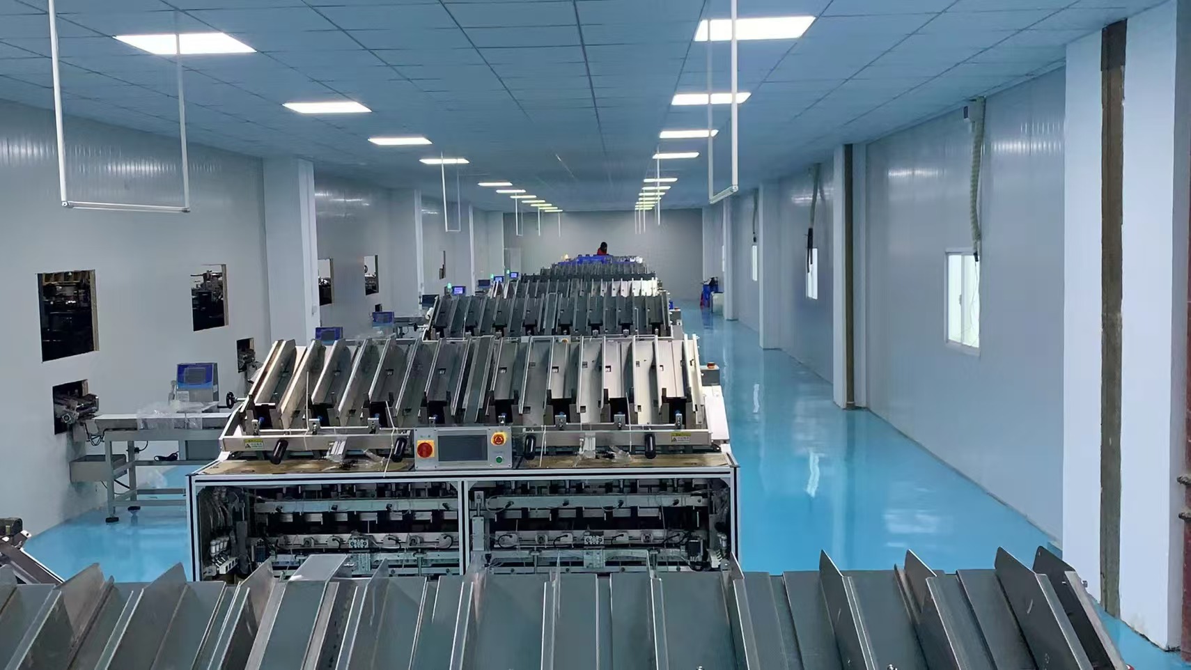 面膜灌裝機生產(chǎn)注意事項:確保高效安全運行